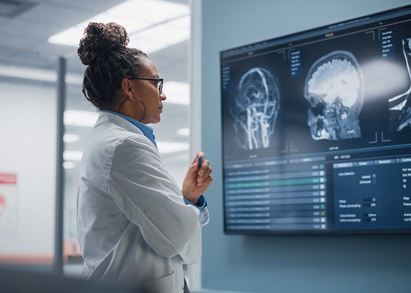 Neurologist-analyzing-brain-scans