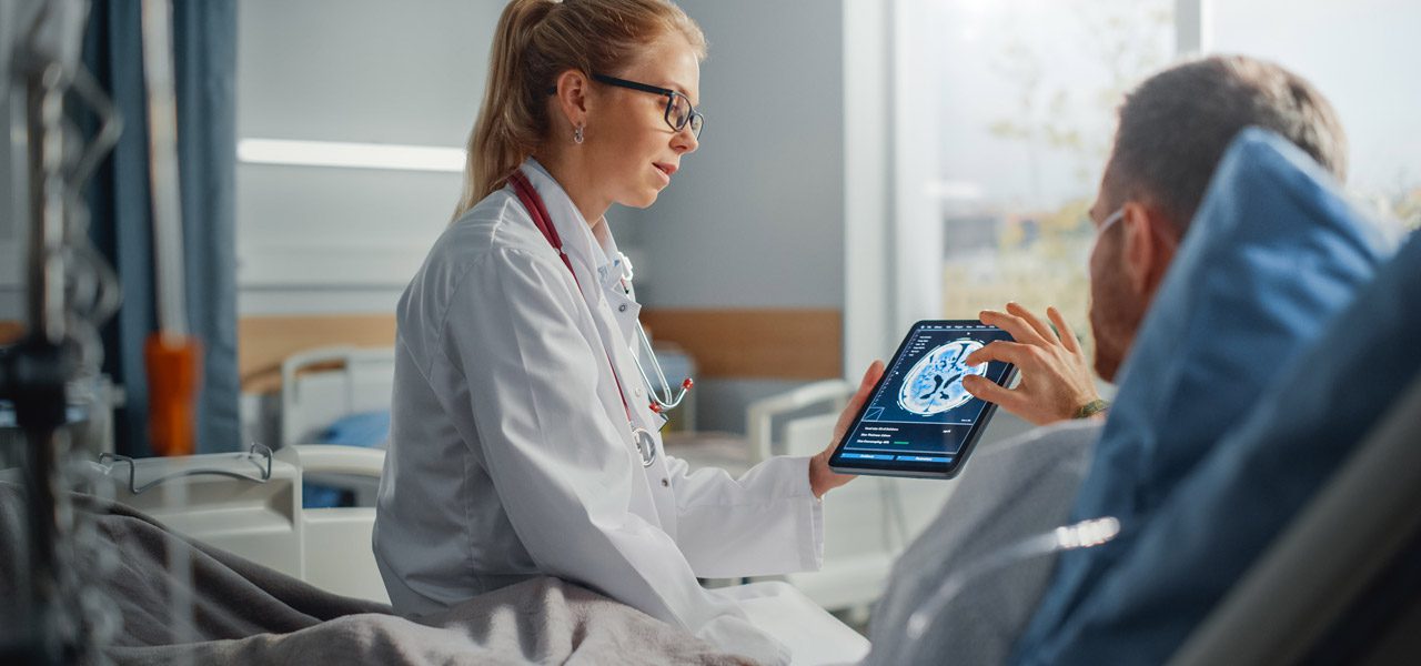 Neurologist-showing-brain-scan-to-patient